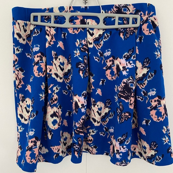 Blue floral skirt - Picture 2 of 2